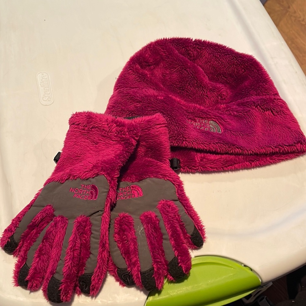 Worn a handle of times hat&gloves sold together. GLOVES SMALL HAT MEDIUM